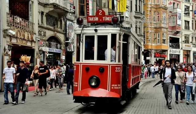 Taksim dükkanları el yakıyor!