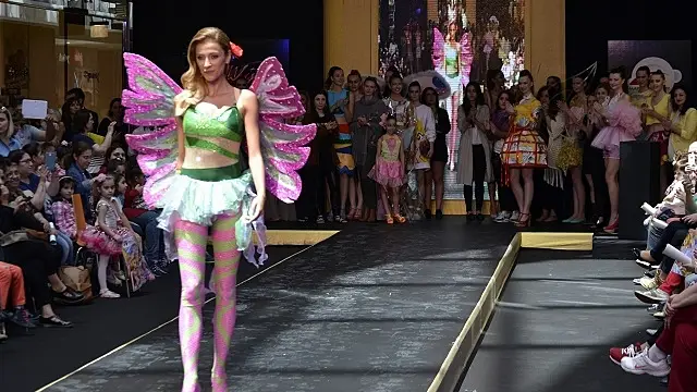Özge Ulusoy çocuklara peri oldu