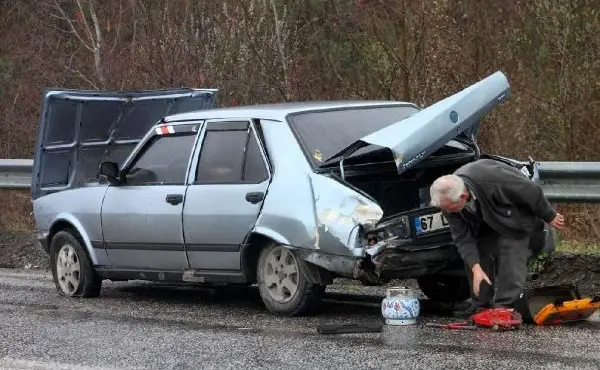 Otomobil bariyere çarptı